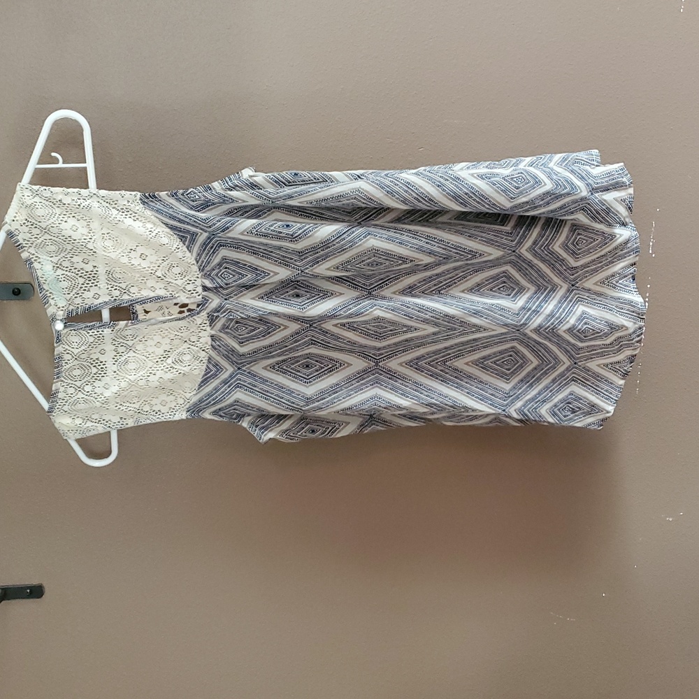 Women's Sleeveless Geometric Top - Picture 4 of 4